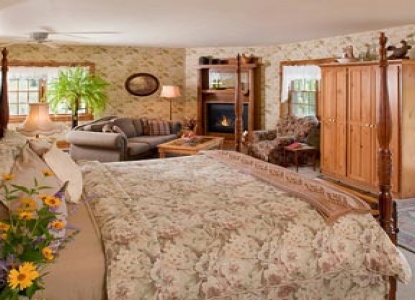Romantic Country Inn Nestled Among the Orchards of Door County!