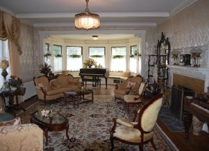 Antiquities Wellington Inn, living room