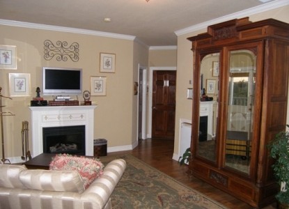 Elm Street Creek Manor, Austrian Suite 