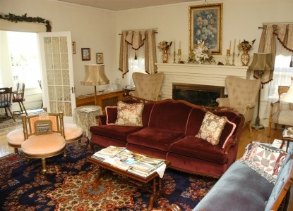 A Harbor View Inn living room