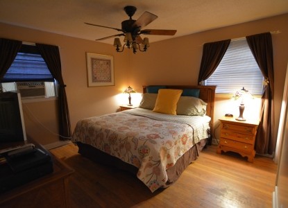 Pilot Knob Inn Cottage Bedroom