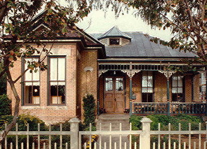 Charming Victorian inn offers romantic fireplaces & marble baths in every room plus a spa pool. 