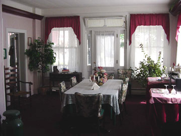 The Roth House- A Country Bed  & Breakfast, dining area 