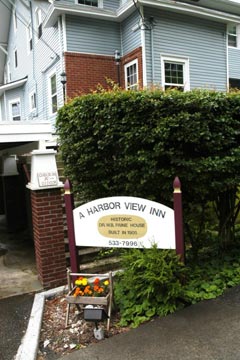 A Harbor View Inn front sign